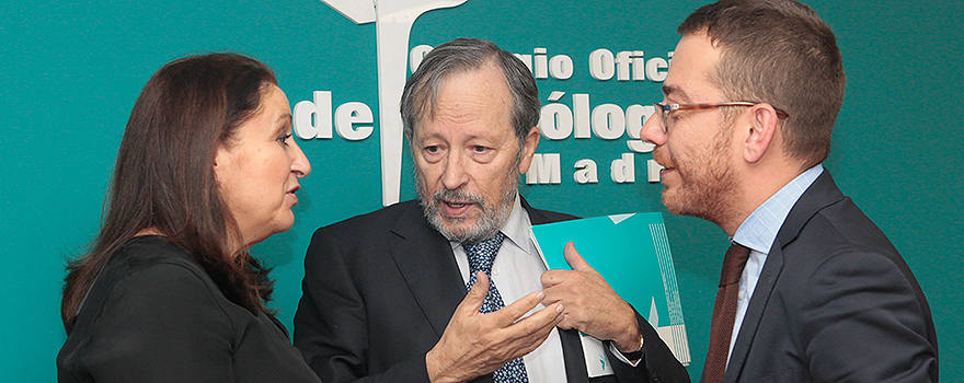 Isabel Aranda, Luis Picazo y Ángel Jurado charlan durante la entrega de premios.