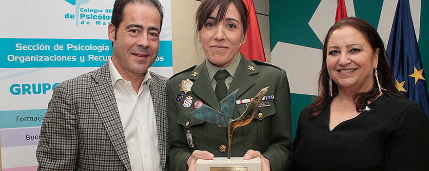 María del Pilar Bardea, junto a Ovidio Peñalver, tesorero de la Junta Directiva de la Sección de Psicología del Trabajo del Copmadrid, e Isabel Aranda.
