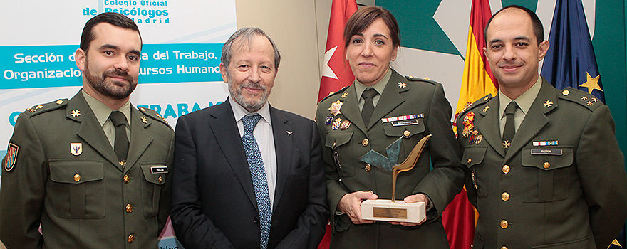 Luis Picazo posa junto al equipo de la UME ganador del premio.