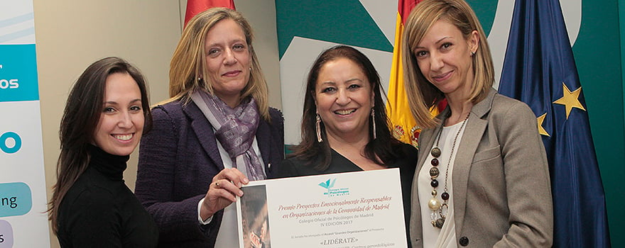 Isabel Aranda, junto a las ganadoras de uno de los Accésit.