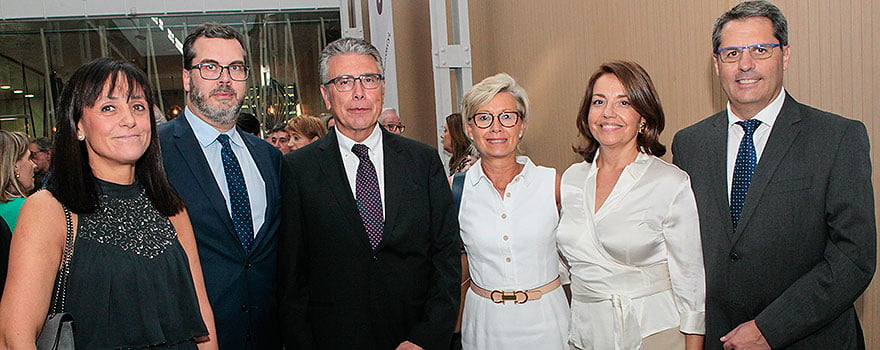 Equipo directivo del Complejo Asistencial Universitario de Palencia junto al premiado Juan López Messa, jefe de la Unidad de Cuidados Intensivos del Complejo Asistencial de Palencia.