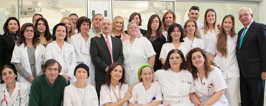 Foto de familia de las autoridades junto a los trabajadores de la UCI pediátrica del Hospital Niño Jesús.