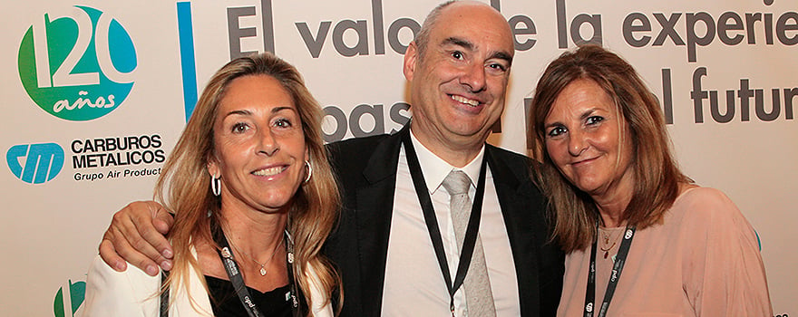 Amparo Silveño, directora de Costumer Service de Carburos Metálicos; Carmen Esquius, European Market Manager de Carburos y Agustí Santamaría, sales manager de Brenntag.