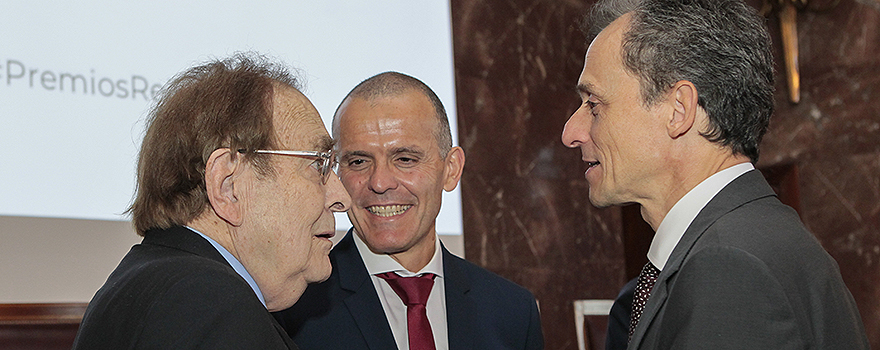 Ramón Tamames, ganador del Premio Rey Jaime I de Economía en 1997 y Javier Chamorro, Premio Rey Jaime I de Emprendimiento en 2011, conversan con Pedro Duque.