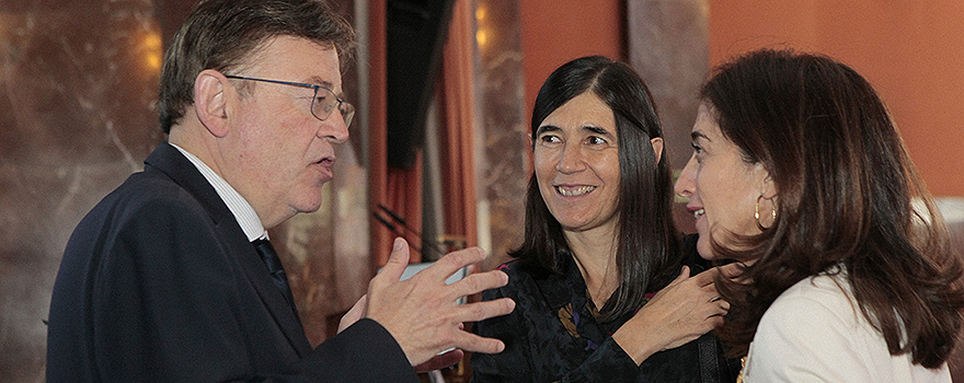 Ximo Puig charla con María Blasco, directora del Centro Nacional de Investigaciones Oncológicas (CNIO) y Premio Jaime I de Investigación Básica en 2007, e Inés Juste, presidenta del Grupo Juste y miembro de la Junta Directiva de Farmaindustria, momentos después del acto.
