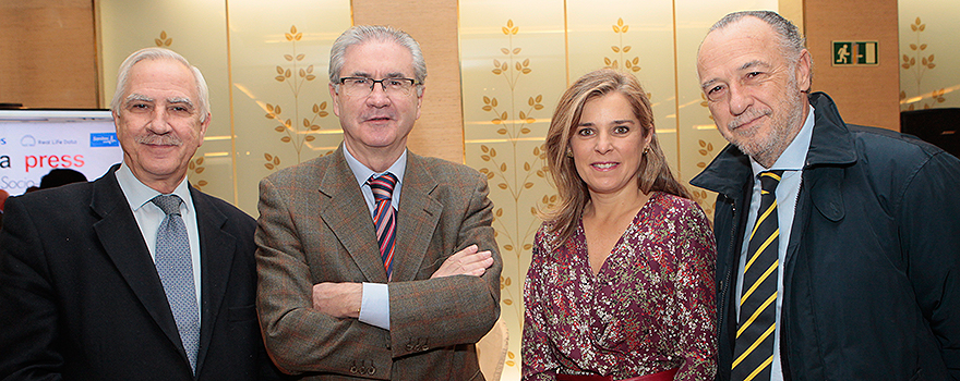 Antonio Jesús Alemany, subdirector gerente del Hospital Clínico San Carlos; Joseba Andoni Barroeta, director gerente del Hospital Gregorio Marañón,  Beatriz Rapallo, regional access manager de Roche, y José María Pino.