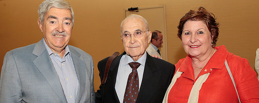 Javier Izaguirre con Julio Romero y Begoña Barragán.