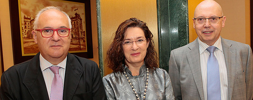 Manuel de la Puente, gerente del Hospital de la Fuenfría, Carmen Pantoja, gerente del Hospital Infanta Leonor y Carlos Sangregorio.