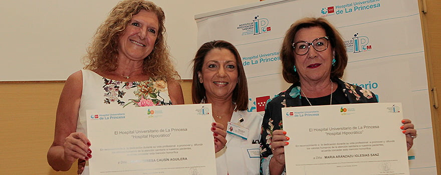 María Teresa Causín y María Aránzazu Iglesias, enfermeras de La Princesa, han recibido una meción honorífica de manos de Pilar Prieto, la directora de Enfermería de Hospital La Princesa.