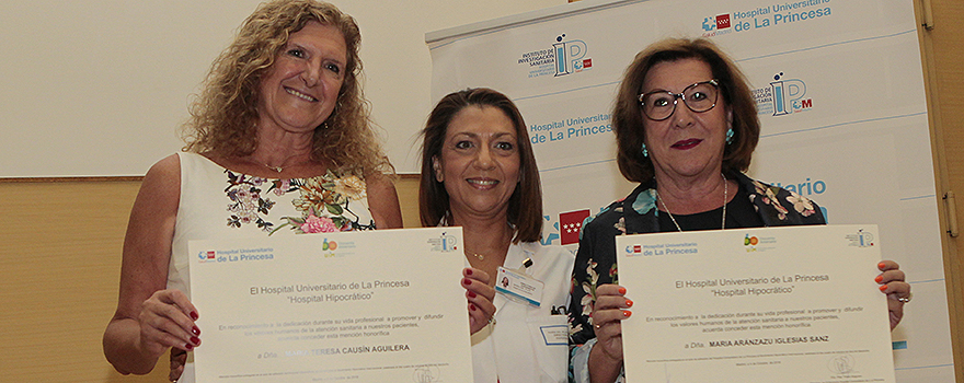 María Teresa Causín y María Aránzazu Iglesias, enfermeras de La Princesa, han recibido una meción honorífica de manos de Pilar Prieto, la directora de Enfermería de Hospital La Princesa.