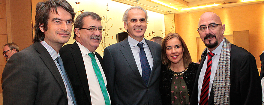 El consejero de Sanidad, Enrique Ruiz Escudero (centro), junto con Carlos Mur, gerente del hospital de Fuenlabrada; Manuel Molina, viceconsejero de Sanidad; Míriam Rabaneda, directora general de Formación de la Consejería de Sanidad, y César Pascual, director general de Coordinación de la Asistencia Sanitaria.