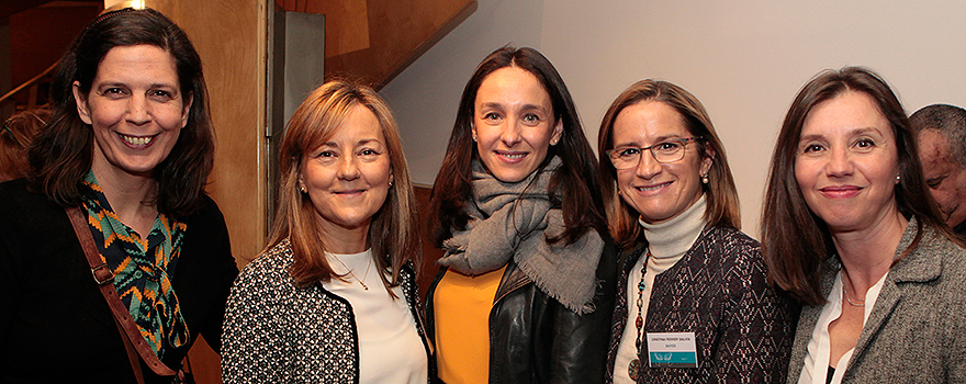 Ángeles Bravo, de BMS; Chelo Martín de Dios, de la Fundación Instituto Roche; Beatriz Lozano, de directora de Comunicación y Pacientes de Roche; Cristina Ferrer, de Bayer, e Isabel Hurtado, de MSD.