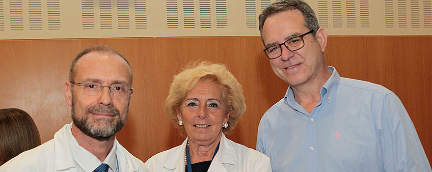 Julio Zarco, Maribel Idoro, coordinadora de Humanización del Hospital Clínico San Carlos, y Antonio Serrano, responsable de RRII en el centro.