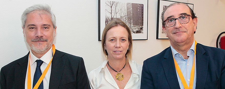 Pedro LuisSánchez, director del Departamento de Estudios de Farmaindustria; Beatriz Beza, de Farmaindustria, y José Luis Zaldívar, de Servier.