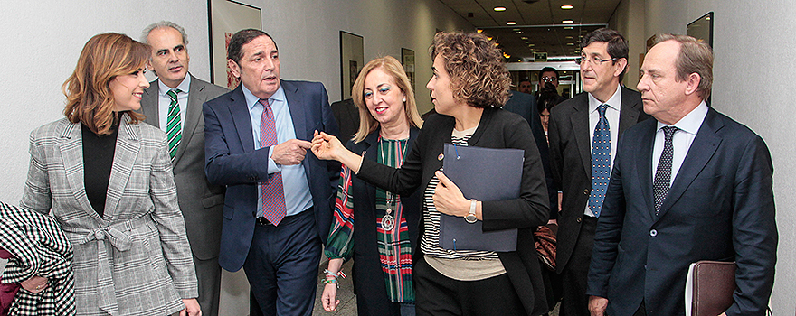 Los consejeros populares, Castrodeza y la ministra entran a la sala en la que se citó a la Conferencia Médica. 