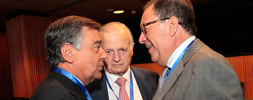 Luis González, presidente del Colegio de Farmacéuticos de Madrid; Francisco Zaragozá, vocal de Formación Consejo General de Farmacéuticos; y Cecilio Venegas, presidente del Colegio de Farmacéuticos de Badajoz. 