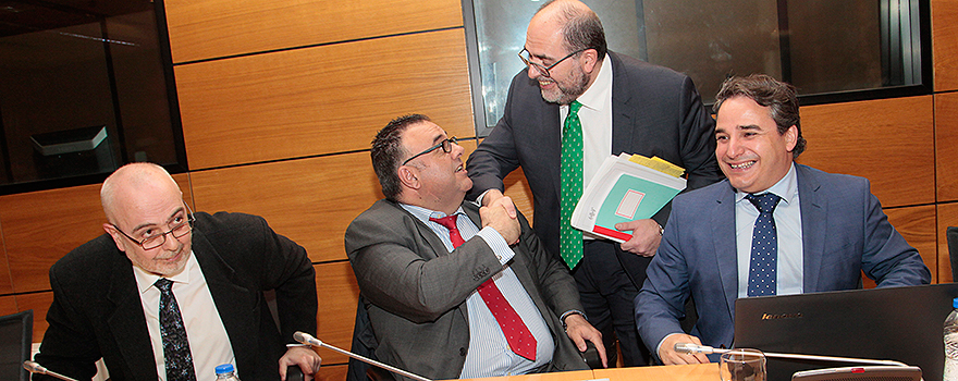 Carlos Moreno, director general de Ordenación Profesional del Ministerio de Sanidad, saluda a Esteban del Ruste, director general del área de Recursos Humanos del Servicio Aragonés de Salud; Conrado Domínguez Trujillo, director del Servicio Canario de Salud; y Luis Tobajas, director general de Planificación, Formación y Calidad Sanitarias de Extremadura