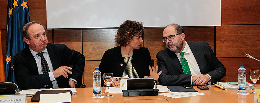 Castrodeza, Montserrat y Moreno momentos antes del comienzo de la Conferencia Médica
