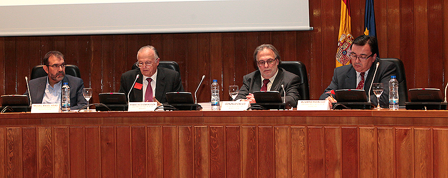 Gonzalo Calvo, jefe del Servicio de Farmacología Clínica del Hospital Clínic de Barcelona; Francisco Zaragozá, vocal de Formación del Consejo General de Farmacéuticos; Miguel Ángel Abad, del Comité de Expertos en Biosimilares de la Sociedad Española de Reumatología (SER), y Álvaro Hidalgo, profesor titular de Fundamentos y Análisis Económico de la Universidad de Castilla-La Mancha.