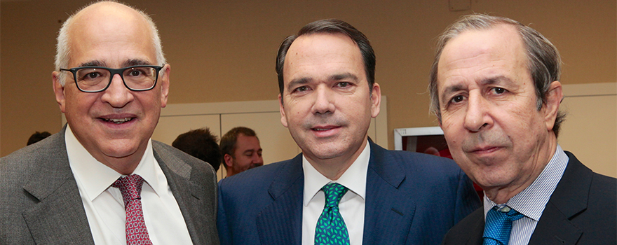 Federico Plaza junto a Guillermo de Juan y José Miguel Colldefors, ambos de GSK.  