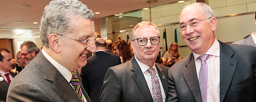 Celaya y Del Busto conversan con Francisco Miralles.