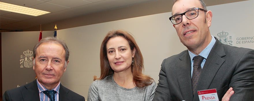 Martín Sellés, Cristina Henríquez de Luna y Francisco Fernández, director de Comunicación de Farmaindustria.