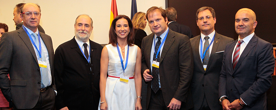 Foto de familia de presidentes de colegios de farmacéuticos de Castilla y León con la presidenta de su Consejo General, Raquel Martínez García. 