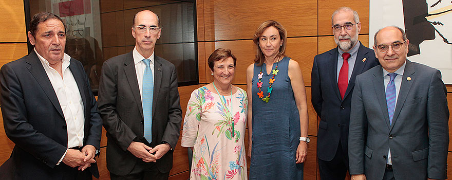 Antonio María Sáez Aguado, consejero de Sanidad de Castilla y León; Jesús Vázquez Almuíña, consejero de Sanidad de Galicia; María Luisa Real; María Martín, consejera de Salud de La Rioja; Fernando Domínguez, y Jon Darpón, consejero de Salud de País Vasco.