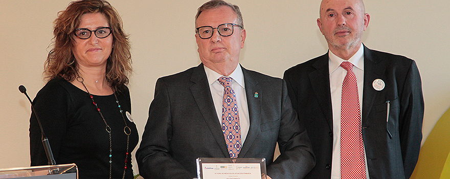 Francisco del Busto ha recibido el premio por un acceso completo a pruebas complementarias, acompañado de Fernández y Fumadó.