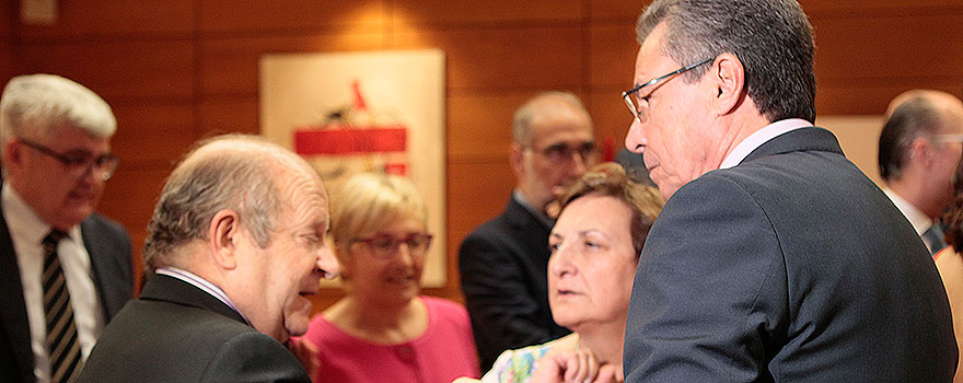 Carlos Fernando Macia de Castro, jefe de Gabinete de la ministra; conversa con María Luisa Real y Ricardo Campos.