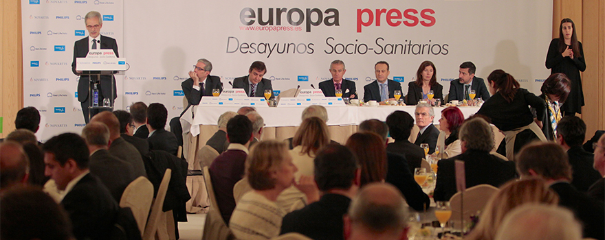 Imagen de ambiente del desayuno socio-sanitario protagonizado por el consejero de Salud de la Junta de Andalucía, Aquilino Alonso. 