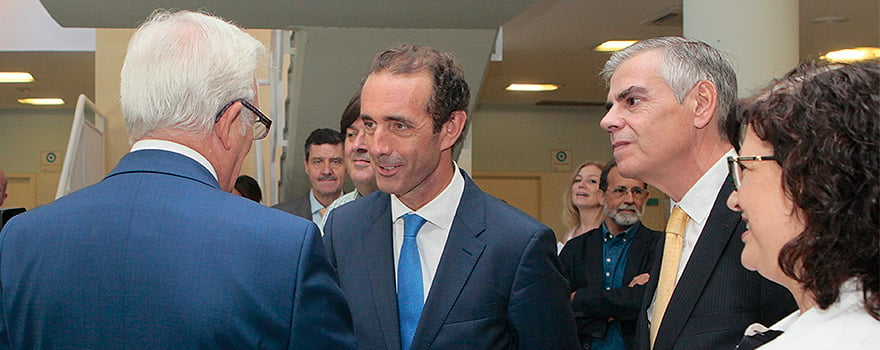 Sánchez Martos saluda al presidente del COEM, Antonio Montero, a su llegada al cenrto de salud.