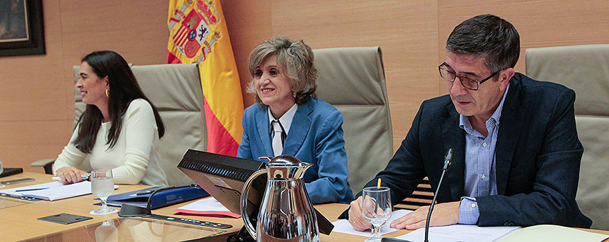 María del Carmen Hernández, vicepresidenta primera  de la Comisión de Sanidad; La ministra de Sanidad, Bienestar Social y Consumo, María Luisa Carcedo; y Patxi López, presidente de la Comisión de Sanidad.