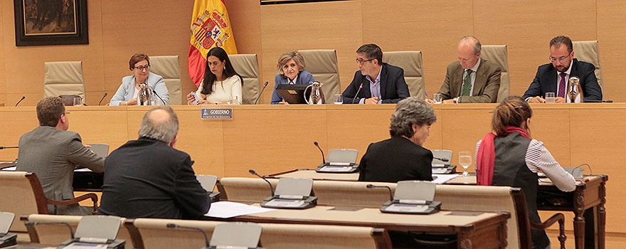 Aspecto de la mesa durante la intervención de la ministra Carcedo en la Comisión de Sanidad en el Congreso de los Diputados.