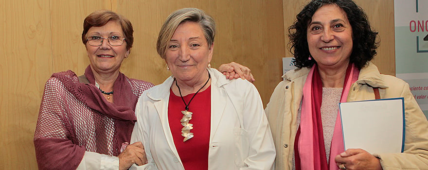 Manuela Fernández y Gloria Sáez de la 'Asociación Vivir como Antes' con Ana Lluch. 