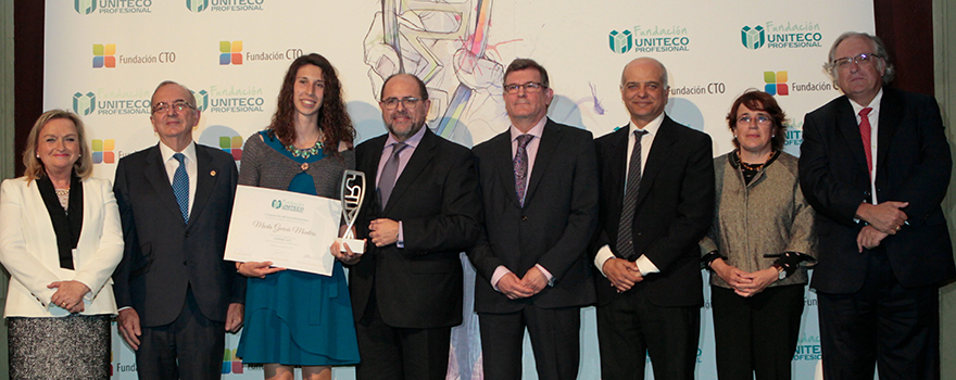 Marta García Montero, número dos del MIR, posa con las autoridades tras recibir el premio.