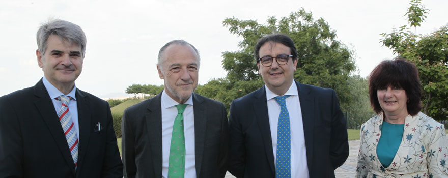 Ceciliano Franco, gerente del Servicio Extremeño de Salud; José María Pino, presidente de Sanitaria 2000; José María Vergeles, consejero de Sanidad de Extremadura; y Pilar Guijarro, directora general de Salud Pública del Servicio Extremeño de Salud.