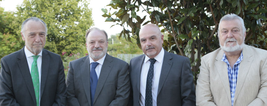 José María Pino; José Carlos Vicente López, director general de Salud Pública y Adicciones de la Consejería de Sanidad de Murcia; Roque Martínez Escandell, director general de Asistencia Sanitaria del SMS; y Pedro Manuel Hernández, exsenador del PP y director médico de la Fundación Arais.