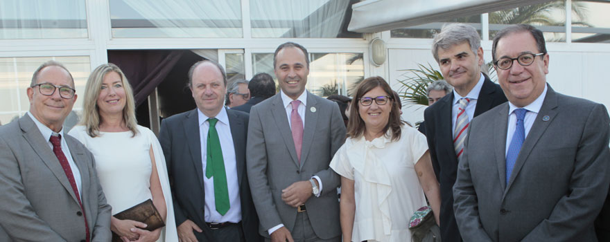 Juli Fuster; Patricia Gómez; Javier Godoy; Ahmed Hababou, director general de Carburos Metálicos; Regina Leal, gerente del Sescam; Ceciliano Franco, gerente del SES, y Cecilio Venegas, presidente del Colegio de Farmacéuticos de Badajoz. 