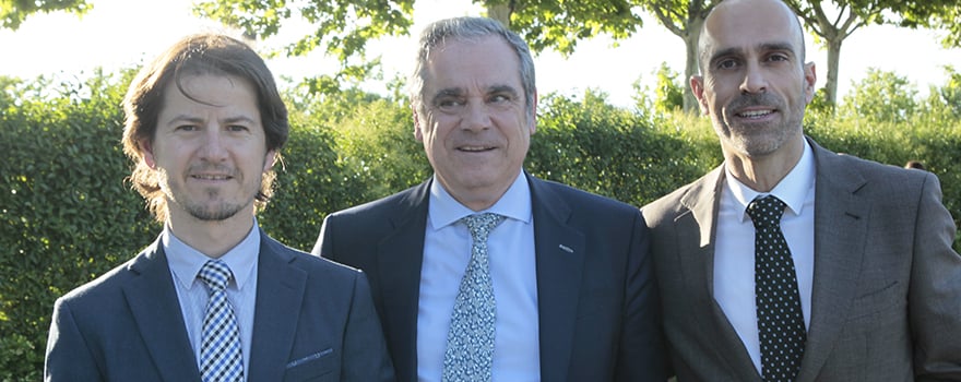 Óscar López, director de Publicaciones de Sanitaria 2000; Jesús Aguilar, presidente del Consejo General de Farmacéuticos; y Ricardo López. 