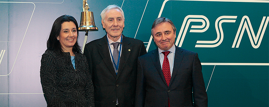 Esteban Ímaz (en el centro) posa con Cristina García y Jesús Rioja. 