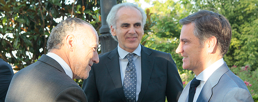 José María Pino saluda a Juan Sanabria, CEO de Philips Iberia, en presencia de Enrique Ruiz Escudero.