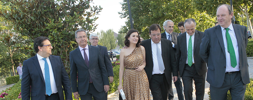 José María Vergeles, consejero de Sanidad de Extremadura; Ricardo Campos, secretario general de Sanidad; Justo Herrera, subsecretario de Sanidad, Consumo y Bienestar Social; Carmen Montón, ministra de Sanidad; Guillermo Fernández Vara, presidente de Extremadura; Enrique Ruiz Escudero, consejero de Sanidad de la Comunidad de Madrid; José María Pino, presidente de Sanitaria 2000; y Javier Godoy, director comercial de Carburos Metálicos, a su llegada a los  XIV Premios a la Administración Sanitaria que ha entregado Sanitaria 2000.