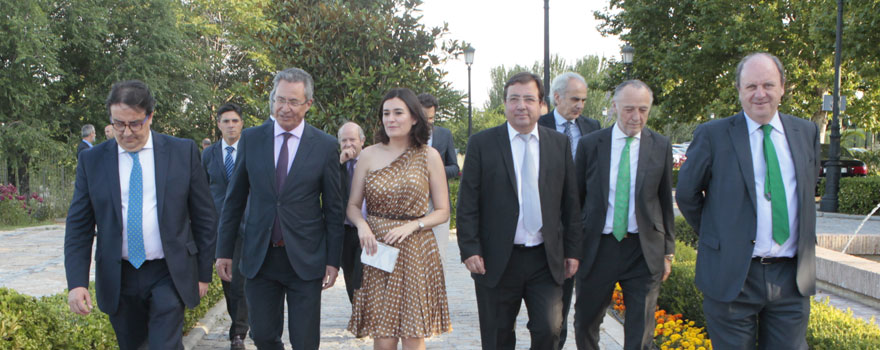 José María Vergeles; Ricardo Campos, secretario general de Sanidad; Carmen Montón, ministra de Sanidad; Guillermo Fernández Vara, presidente de Extremadura; José María Pino, y Javier Godoy, director general de Carburos Médica. 