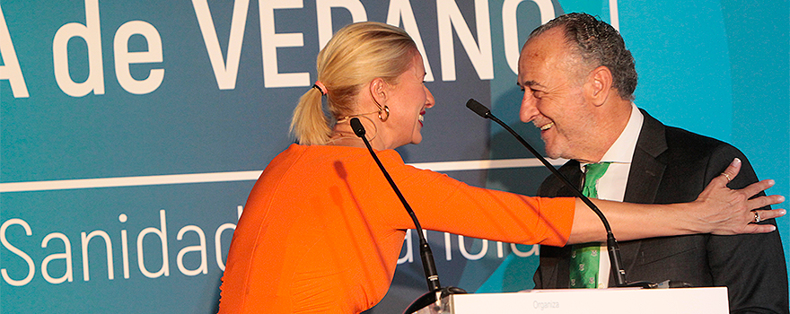 La presentadora de la gala, Anne Igartiburu, saluda a José María Pino durante un momento de la misma.