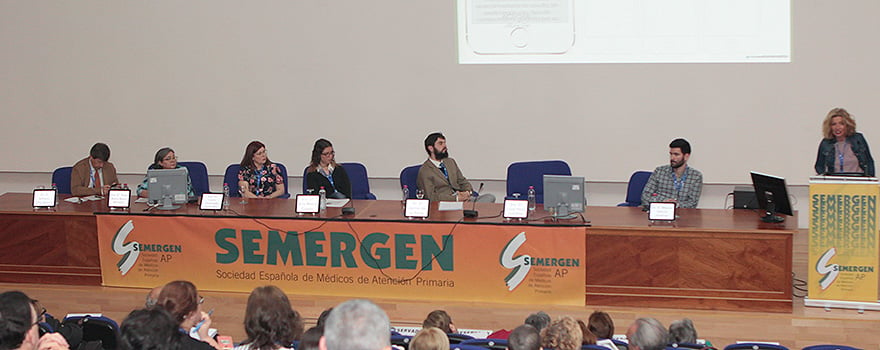 Aspecto del salón de actos en un momento de la mesa sobre guías de autoayuda, escuela de fortalezas, y herramientas TICs en salud mental.