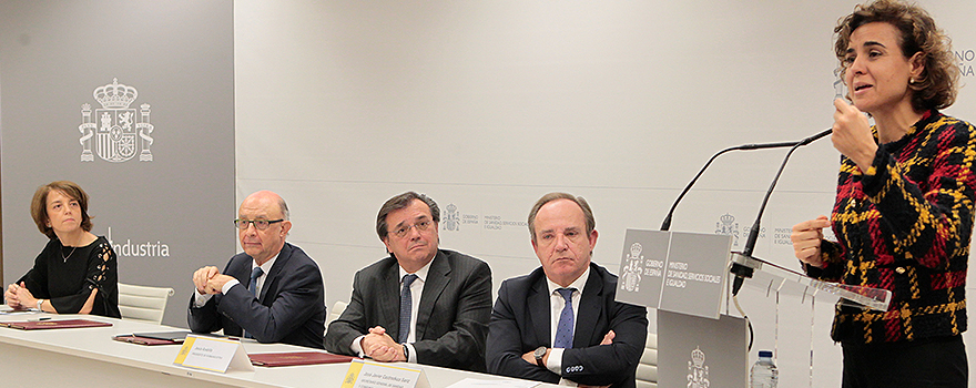 Dolors Montserrat interviene tras la firma del protocolo. 
