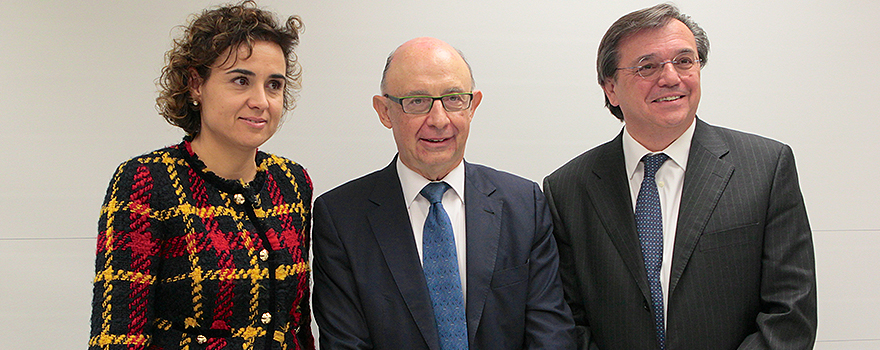La ministra Dolors Montserrat, el ministro Montoro y el presidente Acebillo.