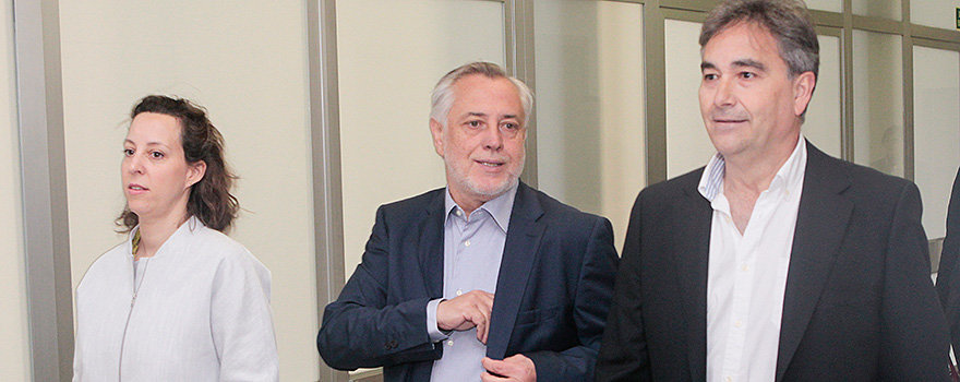 Mar Rocha, portavoz del sindicato de Enfemería Satse; Víctor Aznar, ex presdiente de Satse; Manuel Cascos, presidente de Satse.