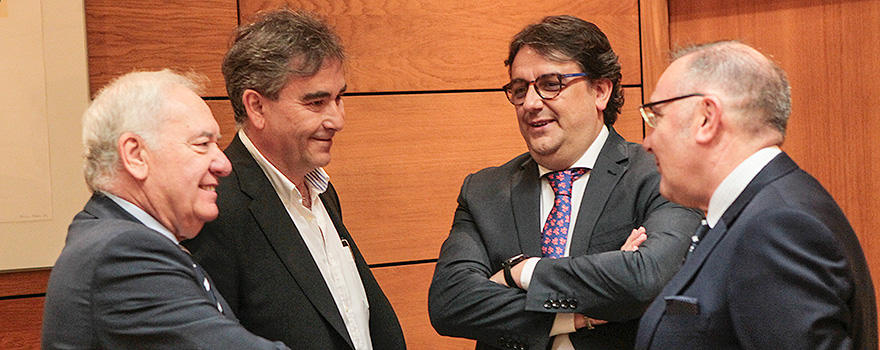 Florentino Pérez Raya, Manuel Cascos, José María Vergeles, consejero de Sanidad y Políticas Sociales de Extremadura; y José Manuel Baltar, consejero de Sanidad del Gobierno de Canarias.